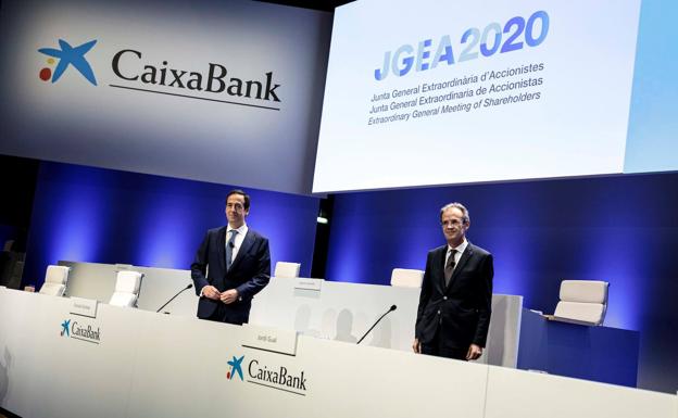 Gonzalo Gortázar y Jordi Gual, en la junta de accionistas de CaixaBank en Valencia. 