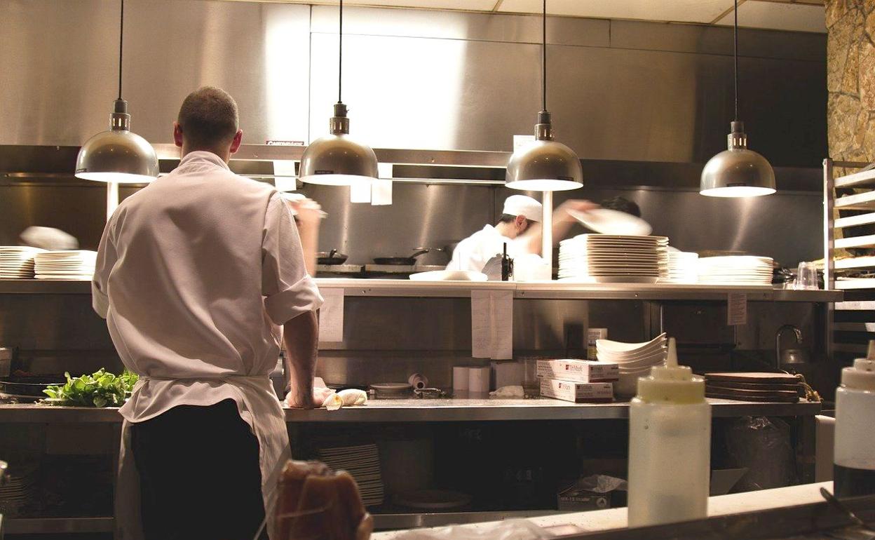 El sector servicios sigue azotando de una forma especial al sector servicios. 