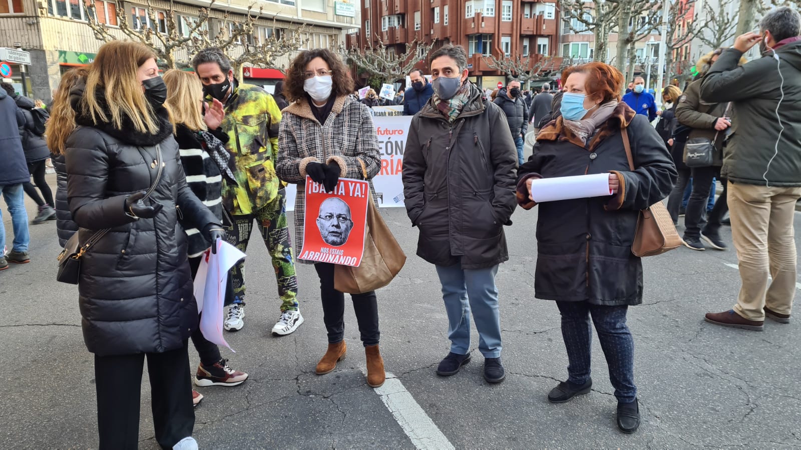 Los hosteleros de León salen a la calle para denunciar «la muerte del sector» y de la propia provincia de León. La hostelería reclama medidas de apoyo urgente para superar una situación crítica. 