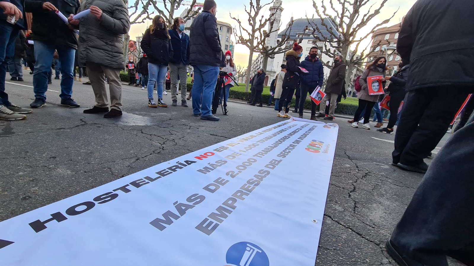 Los hosteleros de León salen a la calle para denunciar «la muerte del sector» y de la propia provincia de León. La hostelería reclama medidas de apoyo urgente para superar una situación crítica. 