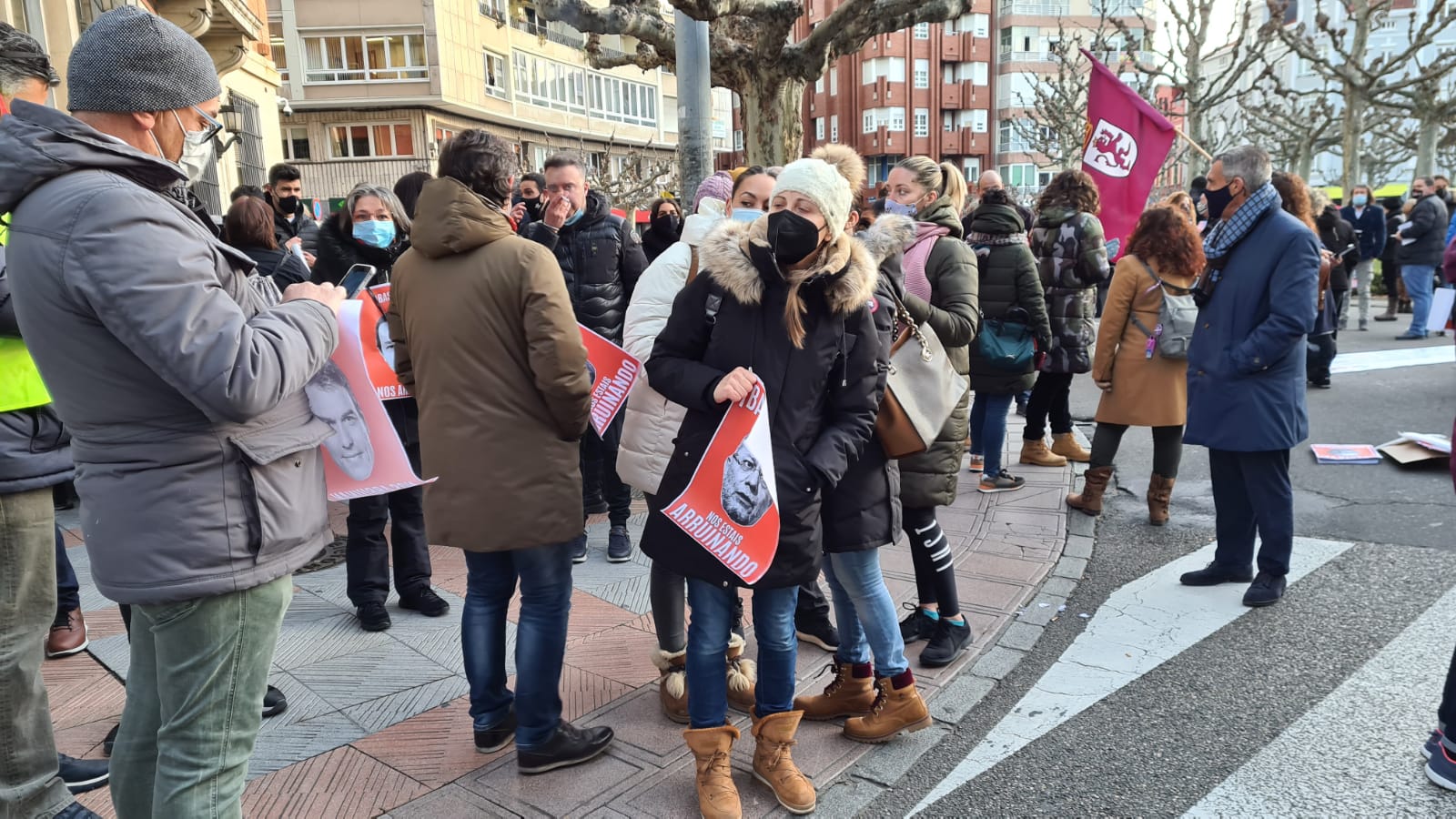 Los hosteleros de León salen a la calle para denunciar «la muerte del sector» y de la propia provincia de León. La hostelería reclama medidas de apoyo urgente para superar una situación crítica. 