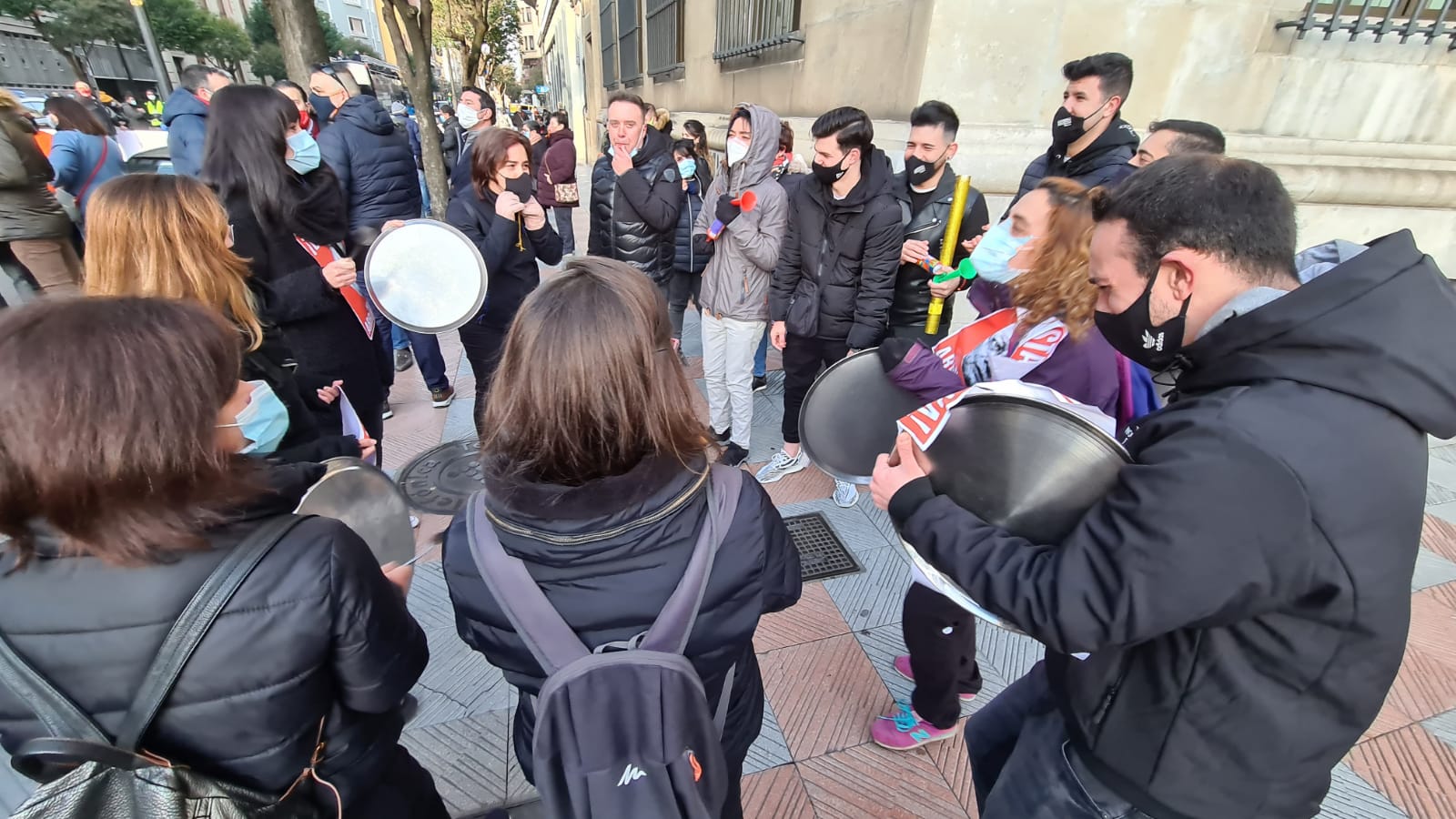 Los hosteleros de León salen a la calle para denunciar «la muerte del sector» y de la propia provincia de León. La hostelería reclama medidas de apoyo urgente para superar una situación crítica. 