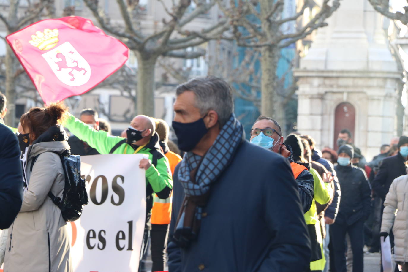 Los hosteleros de León salen a la calle para denunciar «la muerte del sector» y de la propia provincia de León. La hostelería reclama medidas de apoyo urgente para superar una situación crítica. 