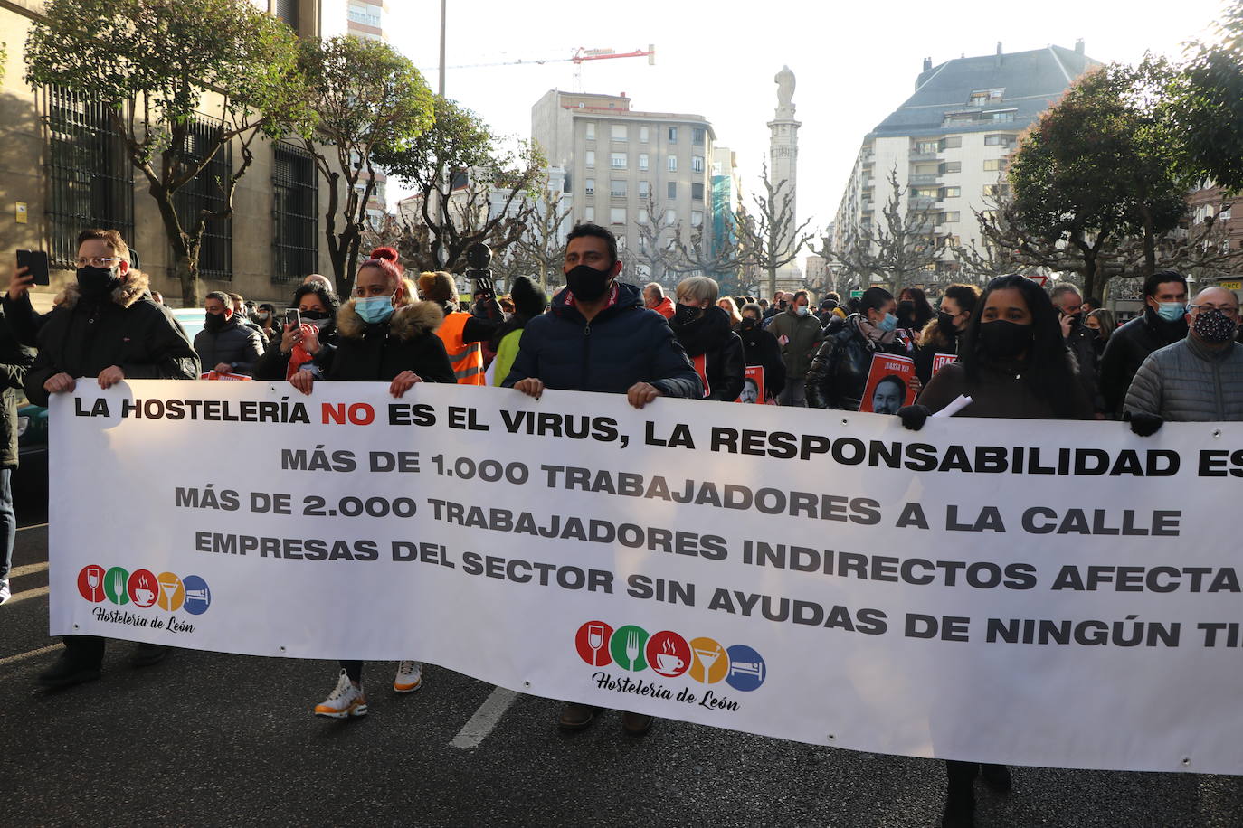 Los hosteleros de León salen a la calle para denunciar «la muerte del sector» y de la propia provincia de León. La hostelería reclama medidas de apoyo urgente para superar una situación crítica. 