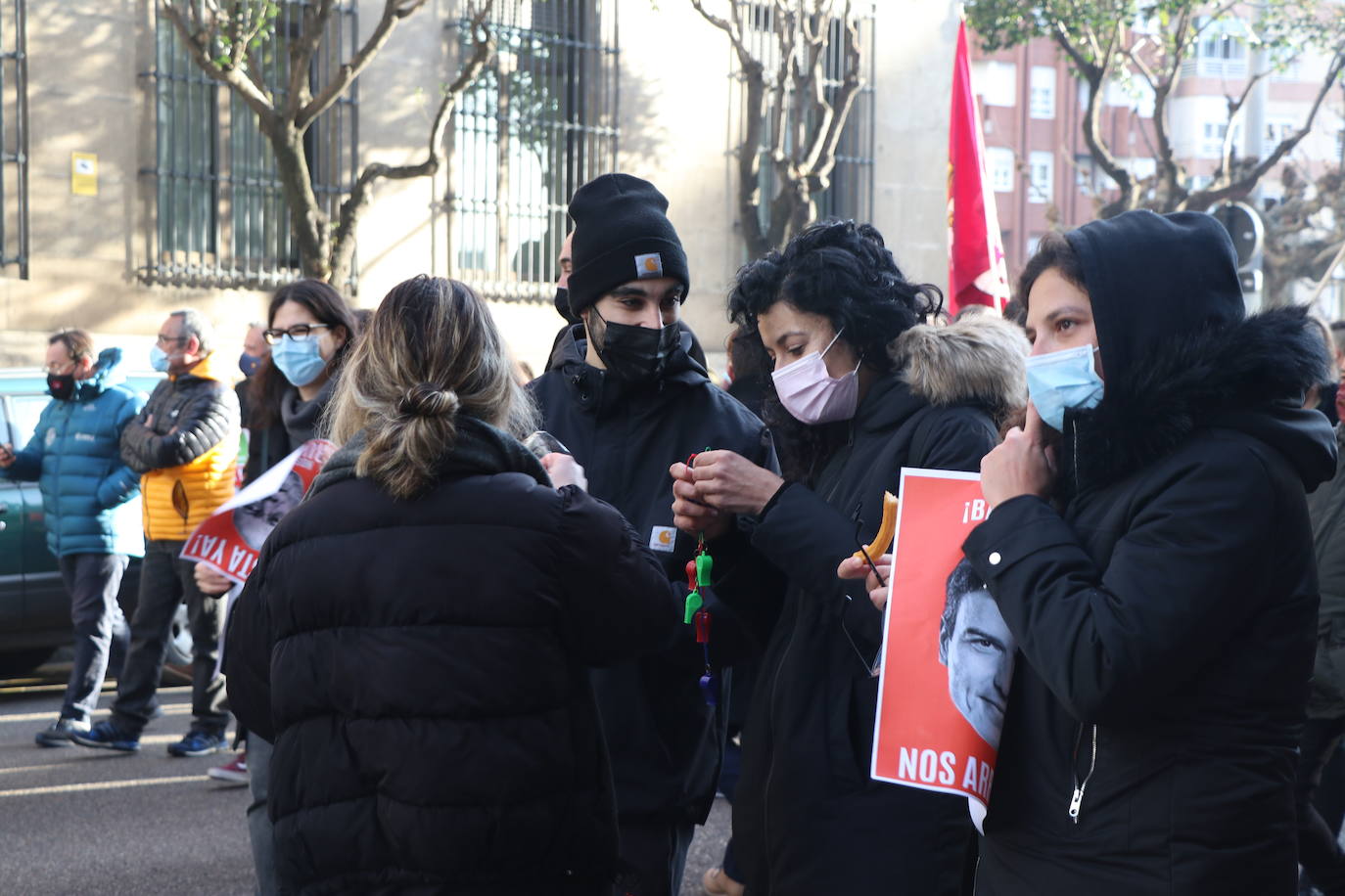 Los hosteleros de León salen a la calle para denunciar «la muerte del sector» y de la propia provincia de León. La hostelería reclama medidas de apoyo urgente para superar una situación crítica. 