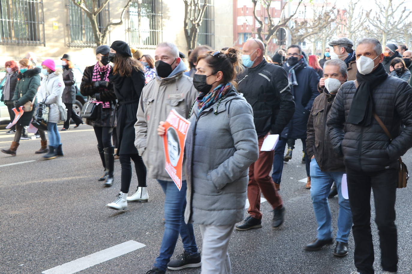 Los hosteleros de León salen a la calle para denunciar «la muerte del sector» y de la propia provincia de León. La hostelería reclama medidas de apoyo urgente para superar una situación crítica. 