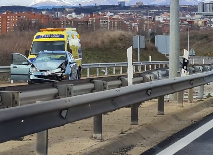 Coche siniestrado tras el accidente. 