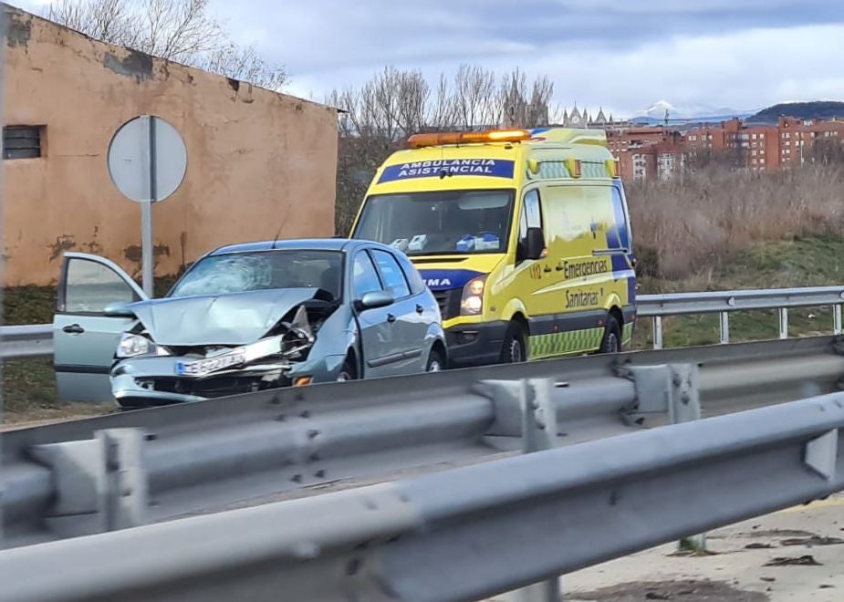 Coche siniestrado tras el accidente. 