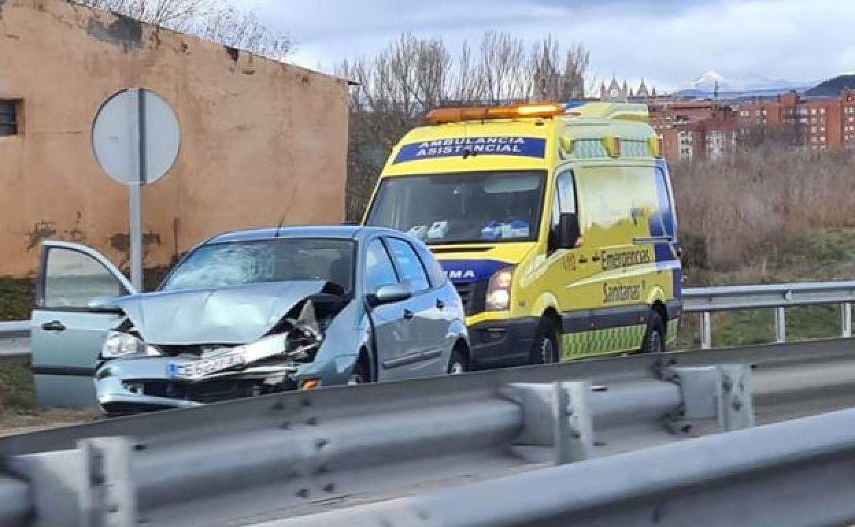 Uno de los vehículos siniestrados este viernes en el Alto del Portillo. 