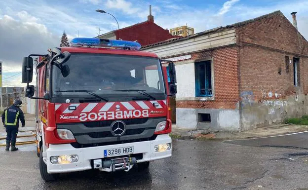 El incendio en una casa 'okupada' obliga a intervenir a Bomberos León