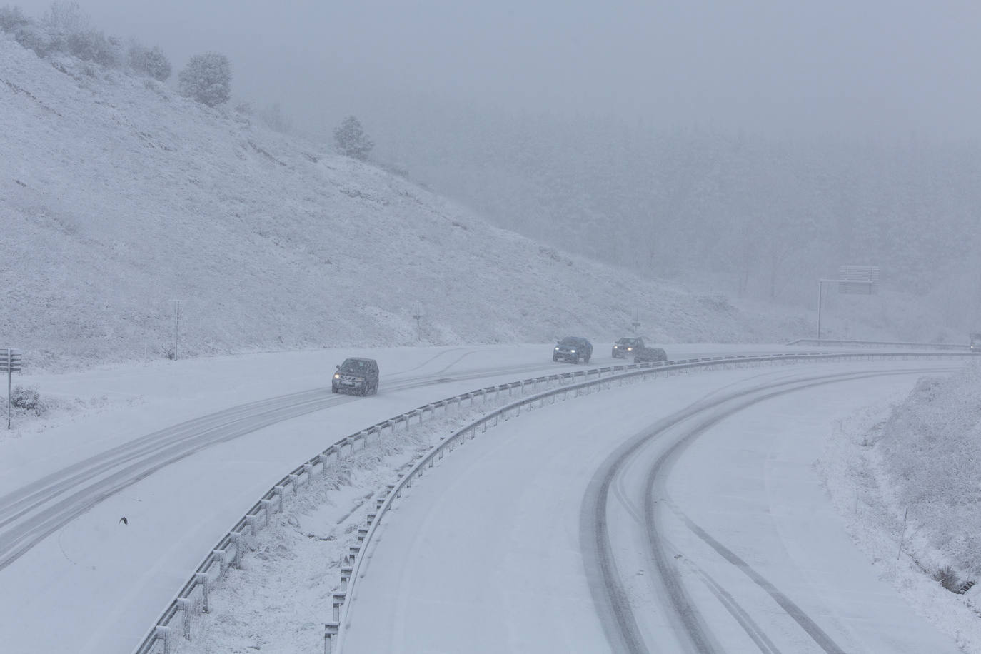 León recibe las primeras nevadas y mantiene la alerta amarilla por tormentas de 15 centímetros. En las imágenes, temporal de nieve en el Bierzo.