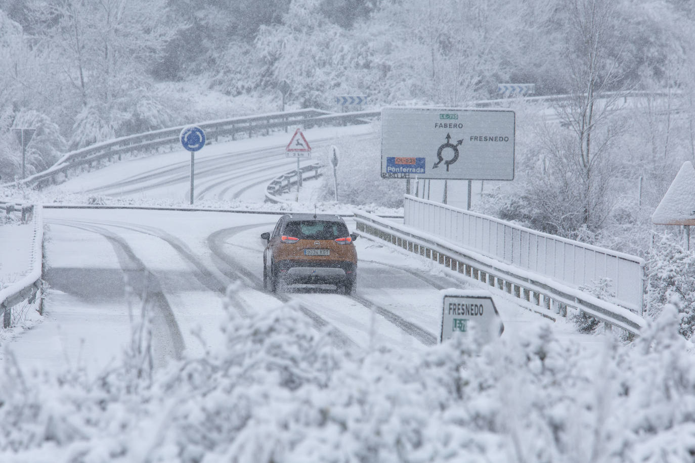 León recibe las primeras nevadas y mantiene la alerta amarilla por tormentas de 15 centímetros. En las imágenes, temporal de nieve en el Bierzo.