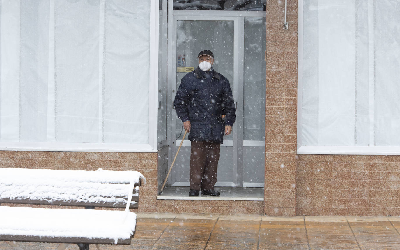 León recibe las primeras nevadas y mantiene la alerta amarilla por tormentas de 15 centímetros. En las imágenes, temporal de nieve en el Bierzo.