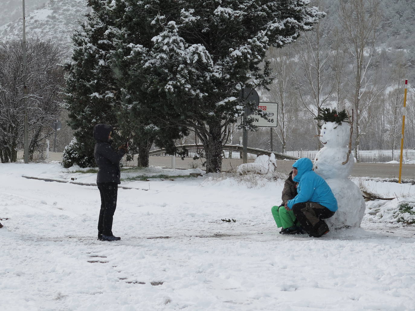 La nieve sobre Villamanín dejó bonitas estampas. 