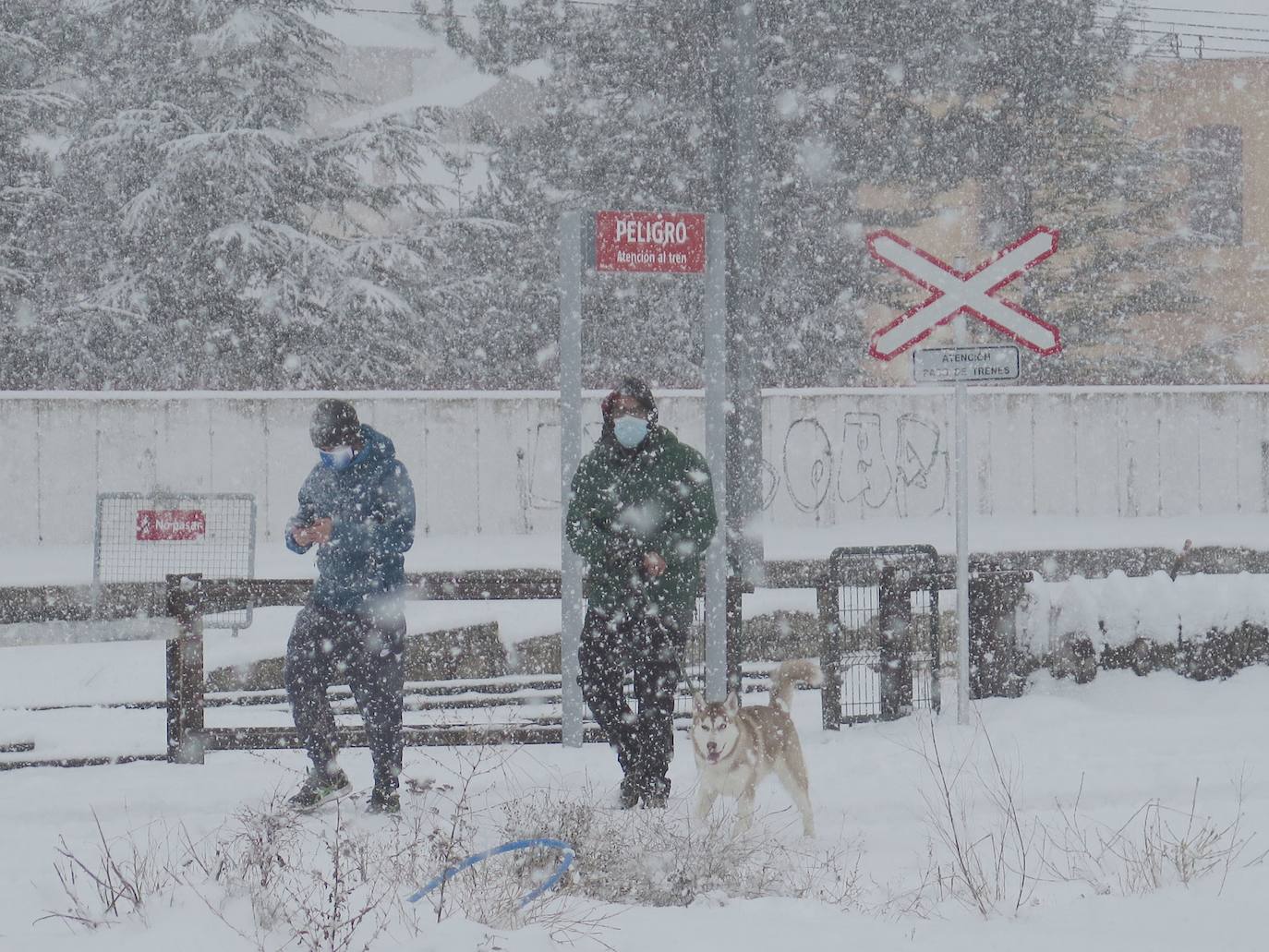 La nieve sobre Villamanín dejó bonitas estampas. 