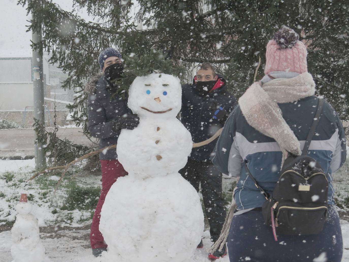 La nieve sobre Villamanín dejó bonitas estampas. 