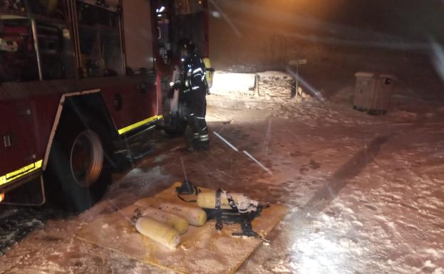 Los Bomberos de Ponferrada acuden de madrugada a sofocar un incendio de una vivienda en Brañuelas