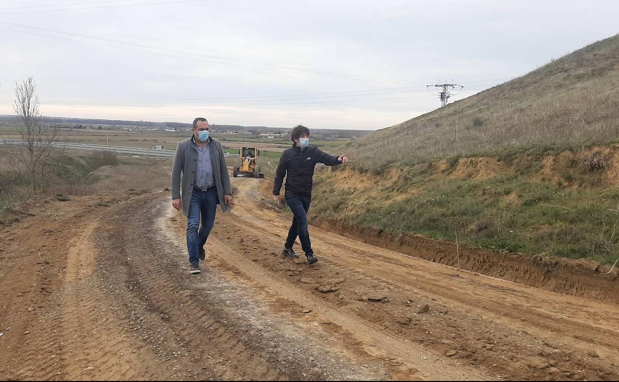 El diputado de Cultura y el de Infraestructuras visitan las obras de acceso a Lancia.