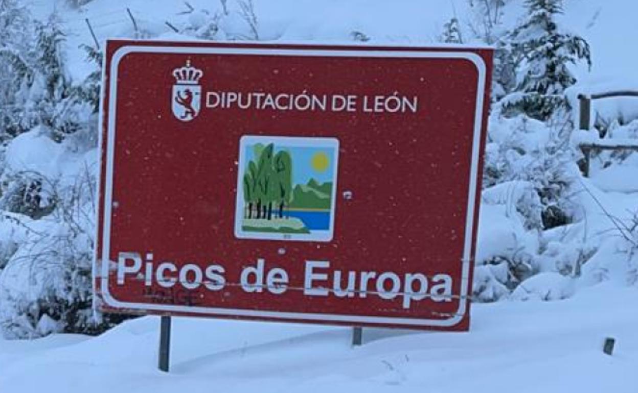 Cartel cubierto por la nieve en la provincia. 