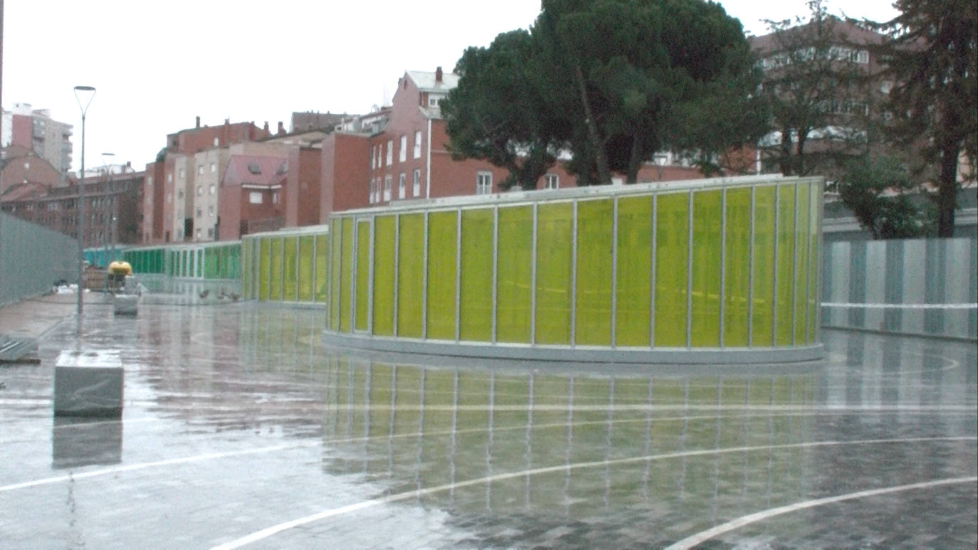 Los cilindros de colores ya ocupan la antigua zona de vías por las que circulaba el tren.