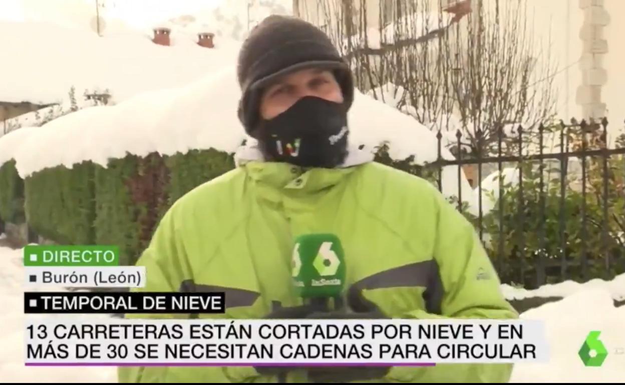 El reportero, durante la conexión en directo. 