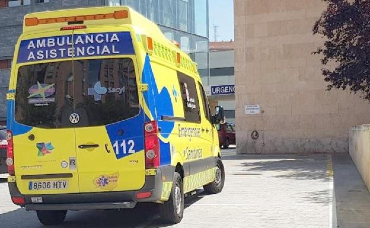 Ambulancia desplazada desde el Centro de Salud de Eras de Renueva.