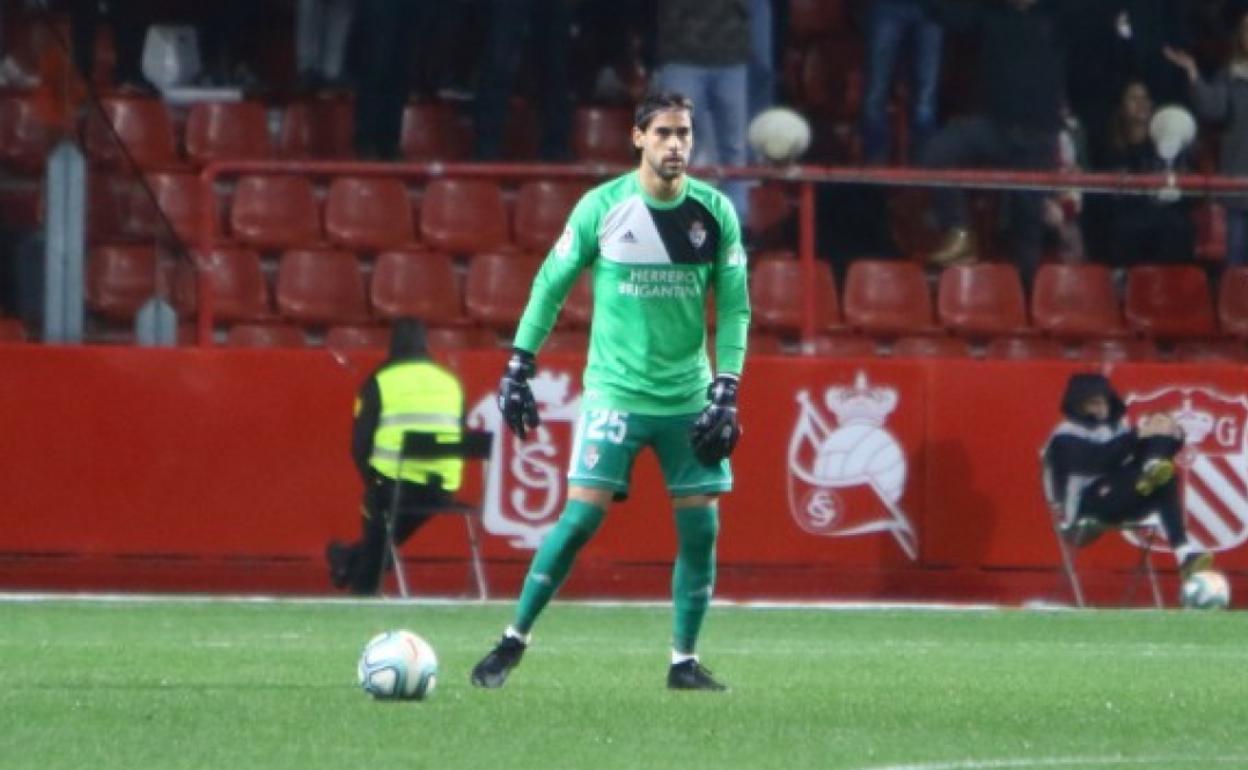 Caro, en un partido de la pasada temporada con la Ponferradina.