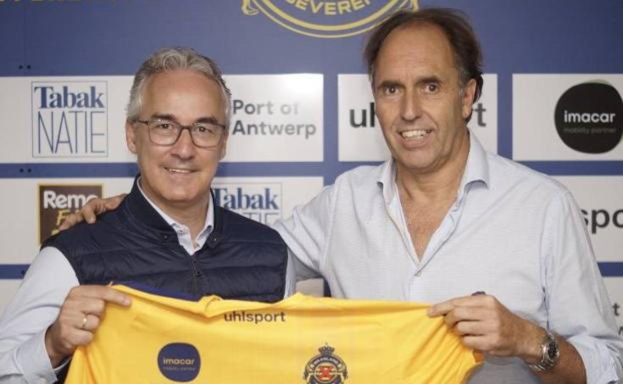 Miguel Torrecilla, a la izquierda, cuando firmó por su último equipo.