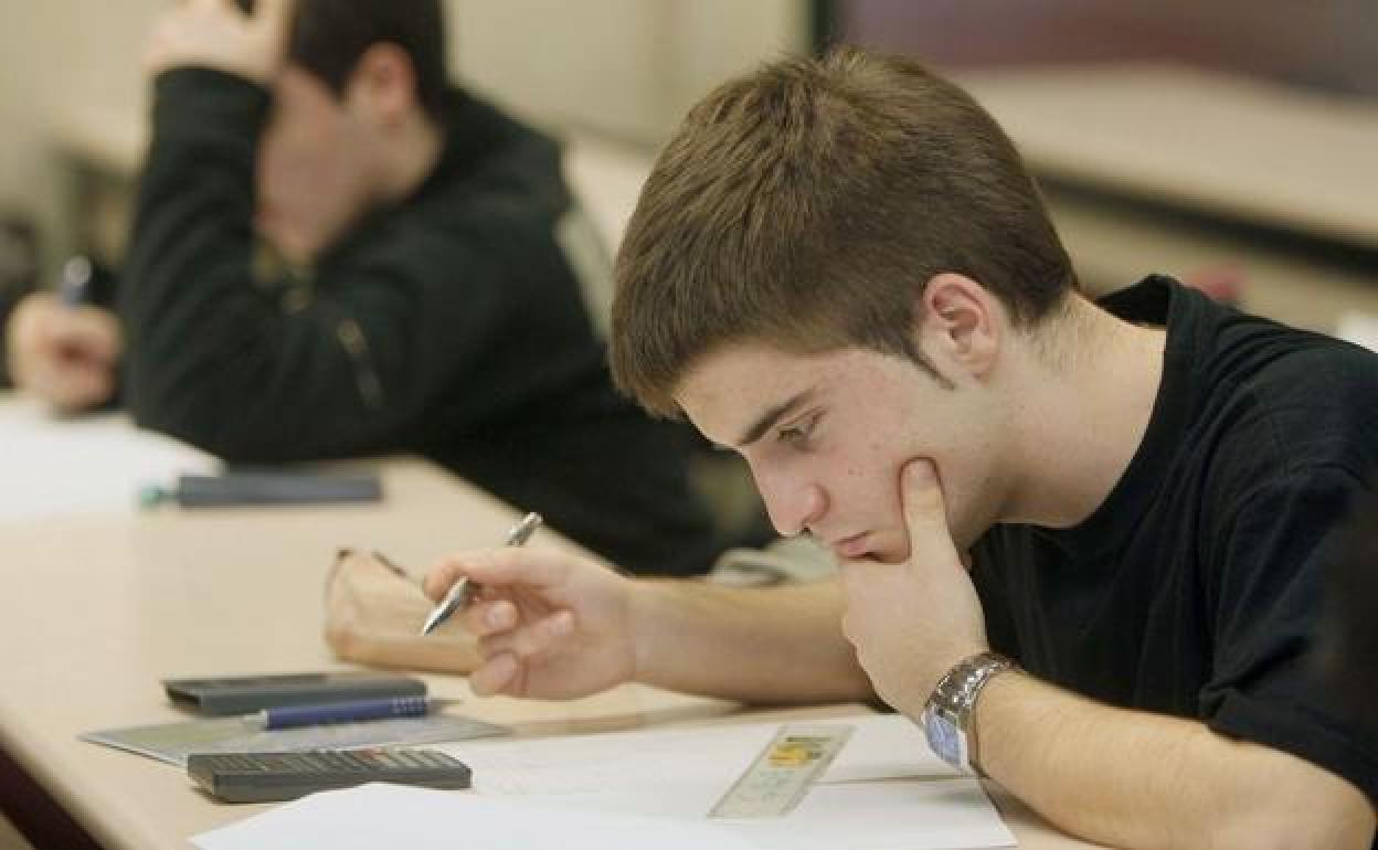 Un estudiante, durante un examen. 