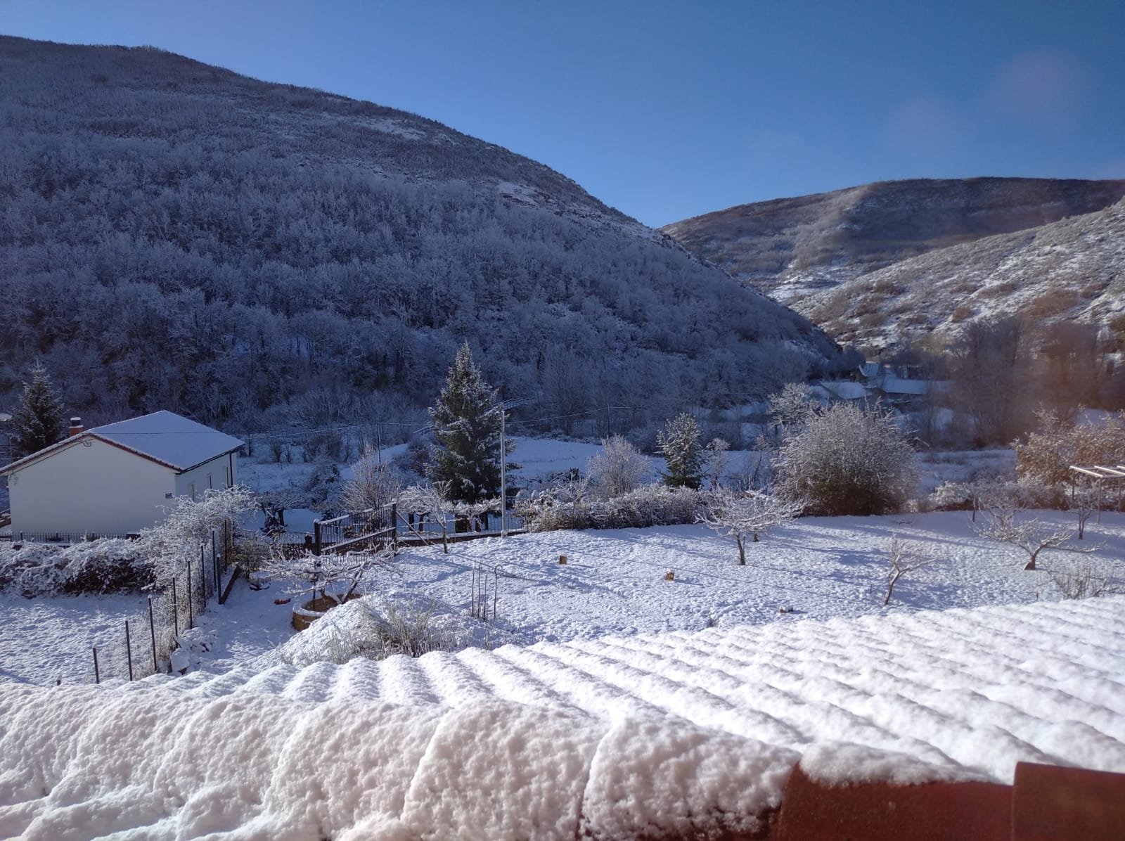La nieve se apodera del entorno de la localidad en apenas unos minutos tras amanecer con un radiante sol.