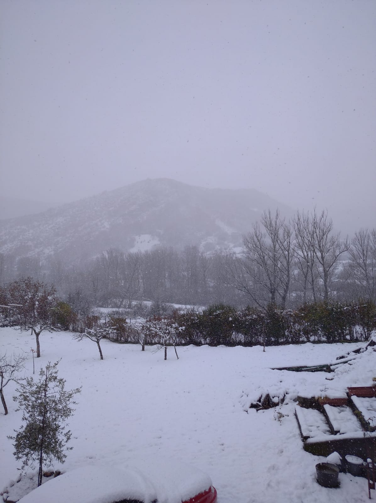 La nieve se apodera del entorno de la localidad en apenas unos minutos tras amanecer con un radiante sol.