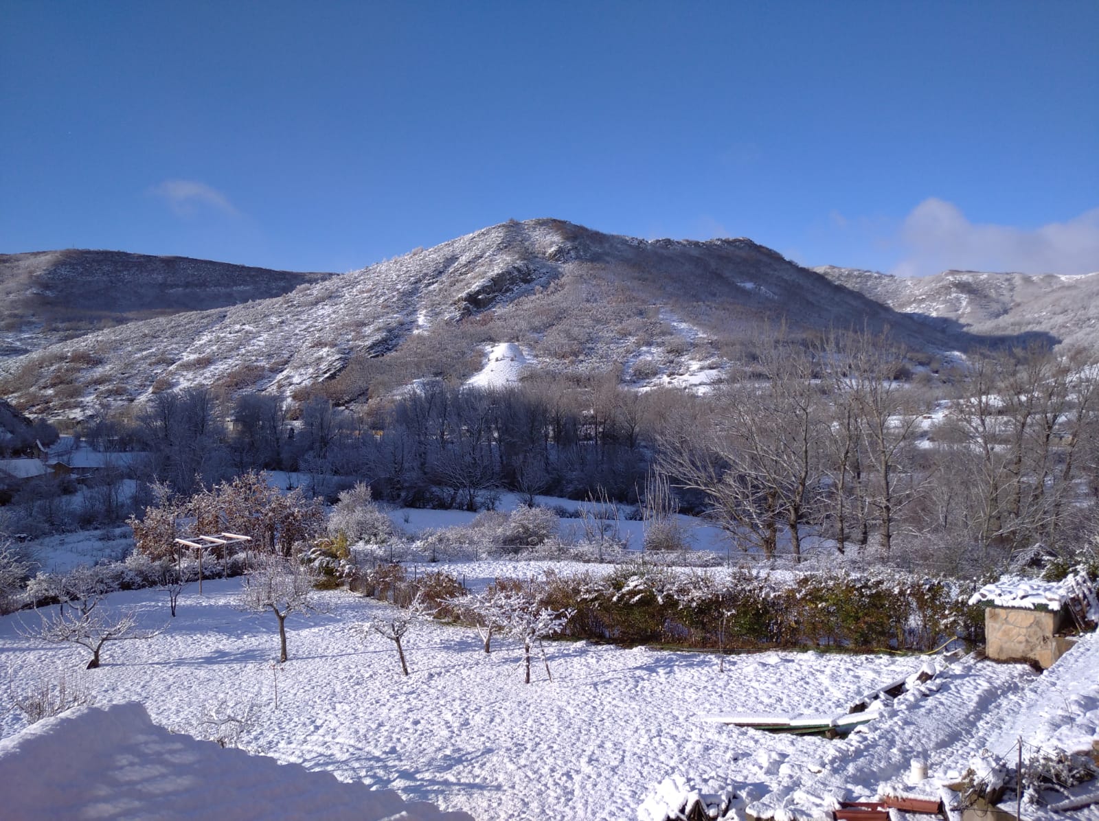 La nieve se apodera del entorno de la localidad en apenas unos minutos tras amanecer con un radiante sol.