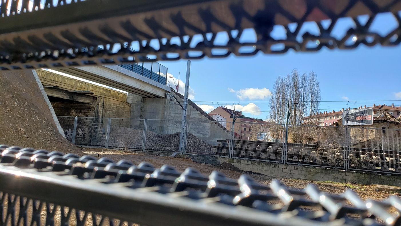 Trobajo del Camino y el puente inservible para el paso del AVE. Los más de 10.000 vehículos que cada día se desplazan entre León y San Andrés tendrán que desviarse ante la necesidad de demoler en las próximas semanas el puente de Párroco Pablo Diez. La nueva normativa de seguridad tras el accidente del AVE en Angrois obliga a demoler la abrupta estructura. 