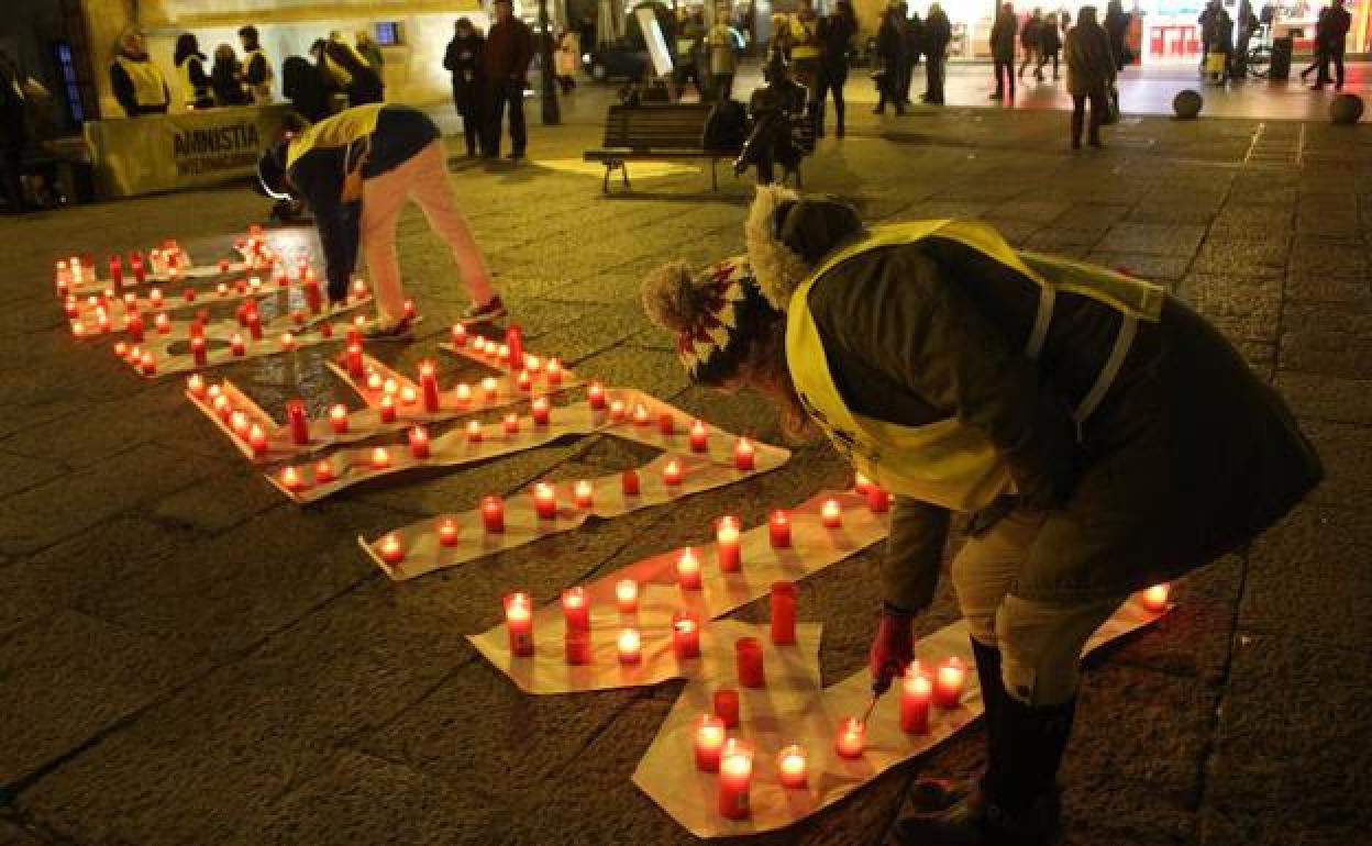 Entre las actividades se encuentra la iluminación con velas de diferentes mensajes.