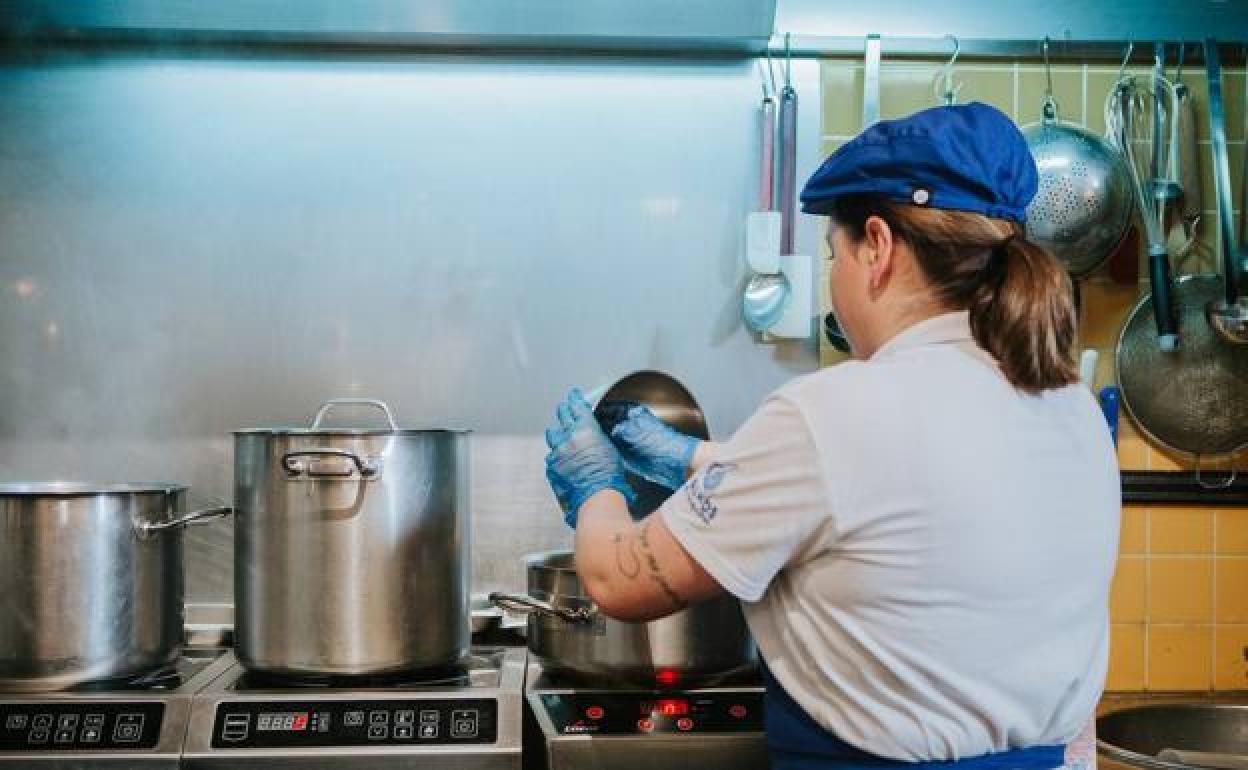 Una mujer cocina en una imagen de archivo de diferentes programas de la Junta.
