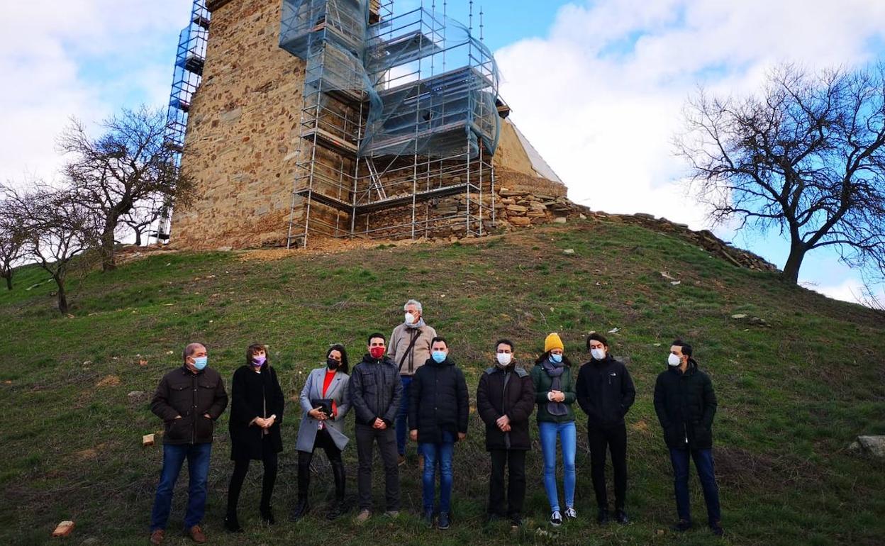 Imagen de los socialistas en una de las obras visitadas. 