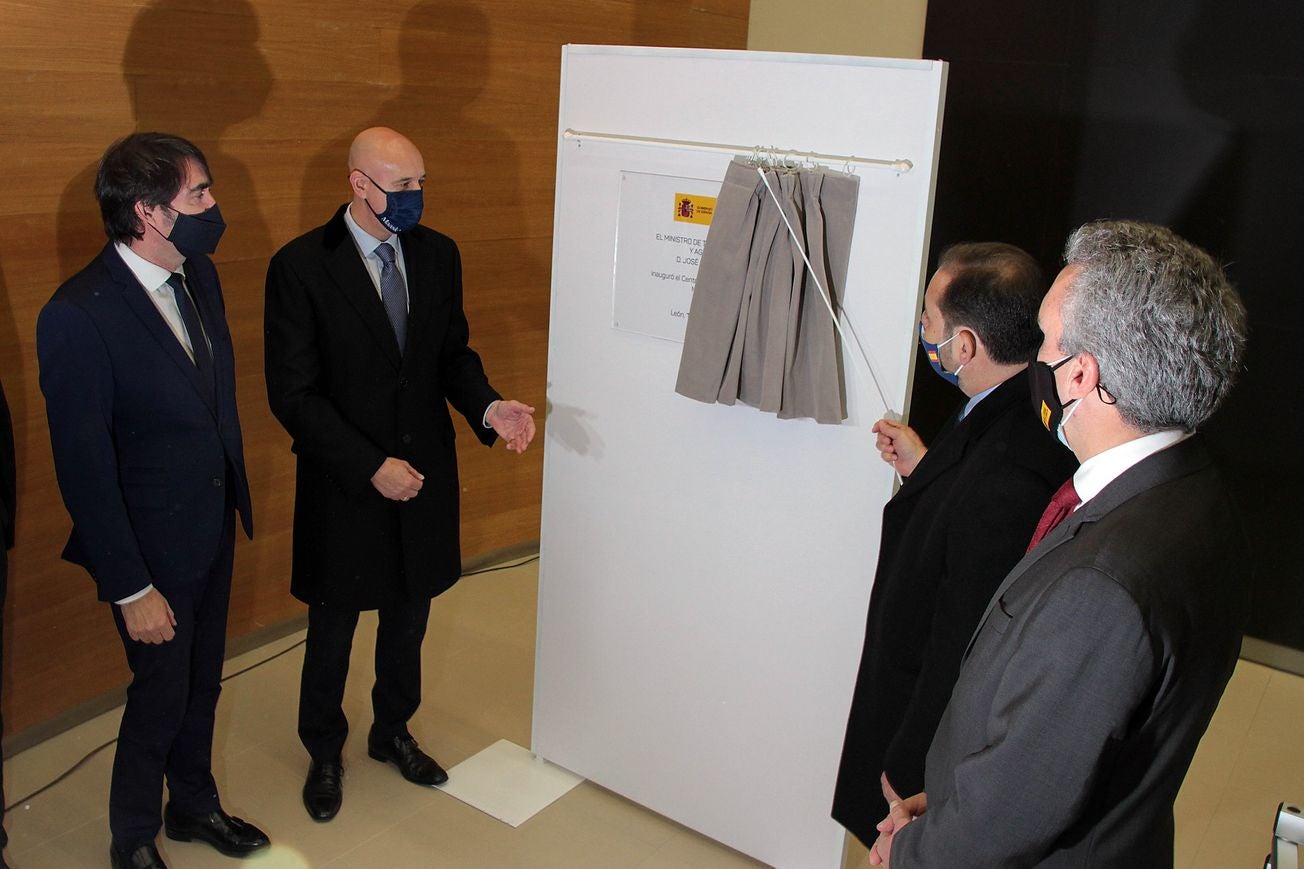 El ministro de Transportes, Movilidad y Agenda Urbana, José Luis Ábalos, preside la puesta en servicio del Centro de Regulación de Circulación (CRC) de León, con el delegado del Gobierno en Castilla y León, Javier Izquierdo, el consejero de Fomento y Medio Ambiente, Juan Carlos Suárez-Quiñones, y el alcalde de León, José Antonio Diez. 