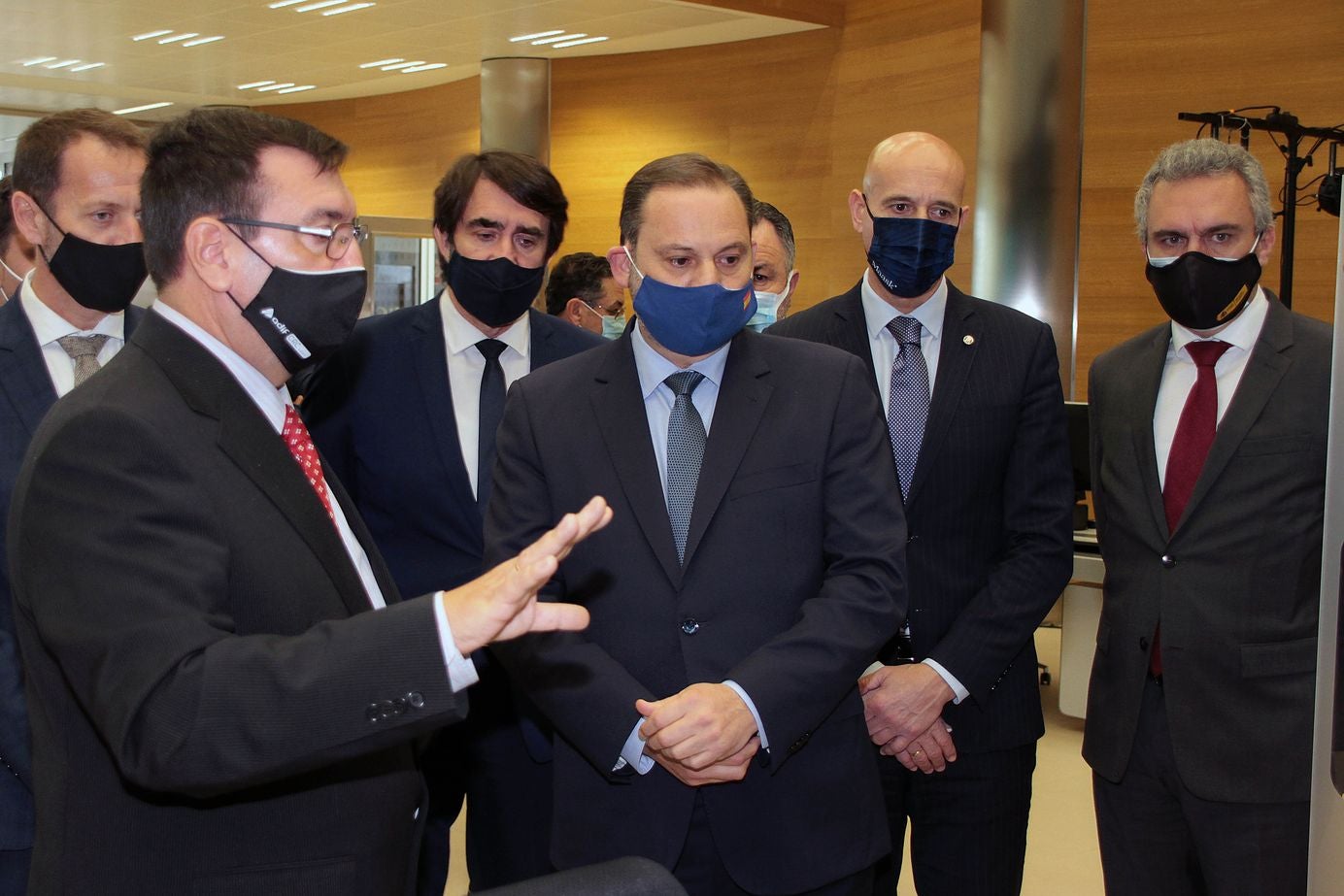 El ministro de Transportes, Movilidad y Agenda Urbana, José Luis Ábalos, preside la puesta en servicio del Centro de Regulación de Circulación (CRC) de León, con el delegado del Gobierno en Castilla y León, Javier Izquierdo, el consejero de Fomento y Medio Ambiente, Juan Carlos Suárez-Quiñones, y el alcalde de León, José Antonio Diez. 