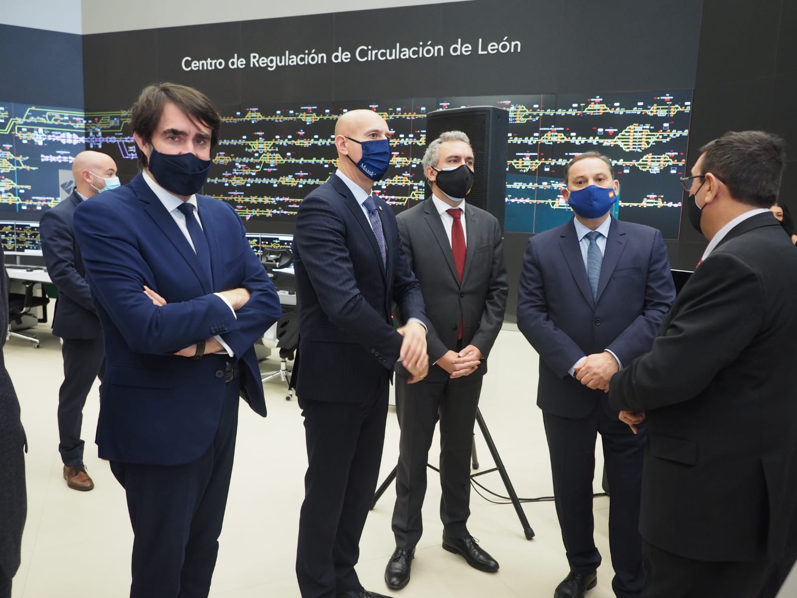 El ministro de Transportes, Movilidad y Agenda Urbana, José Luis Ábalos, preside la puesta en servicio del Centro de Regulación de Circulación (CRC) de León, con el delegado del Gobierno en Castilla y León, Javier Izquierdo, el consejero de Fomento y Medio Ambiente, Juan Carlos Suárez-Quiñones, y el alcalde de León, José Antonio Diez. 