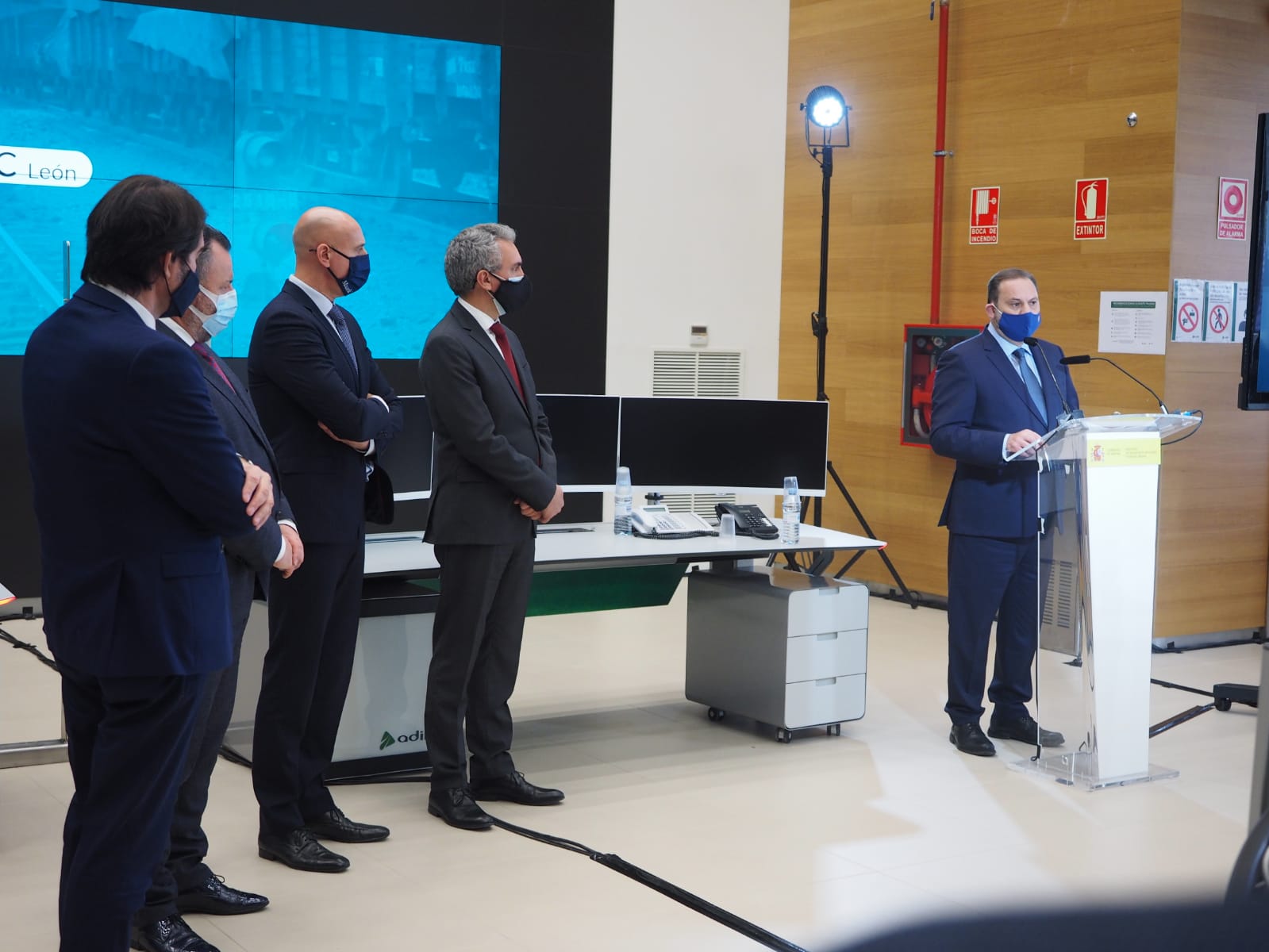 El ministro de Transportes, Movilidad y Agenda Urbana, José Luis Ábalos, preside la puesta en servicio del Centro de Regulación de Circulación (CRC) de León, con el delegado del Gobierno en Castilla y León, Javier Izquierdo, el consejero de Fomento y Medio Ambiente, Juan Carlos Suárez-Quiñones, y el alcalde de León, José Antonio Diez. 