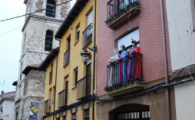 Galería. Los Reyes Magos con mascarilla que decoran un balcón en el centro de León.