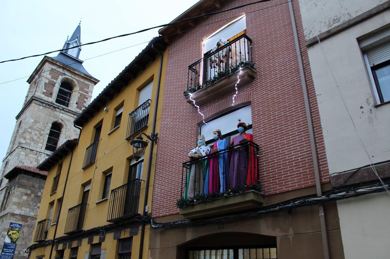 Los Reyes Magos decoran un balcón de León.