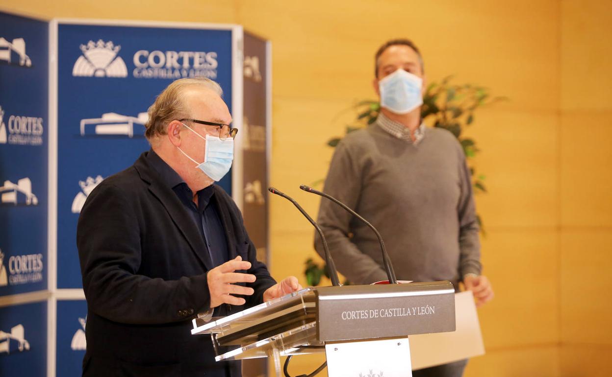 El coordinador del área de Economía y Hacienda, José Francisco Martín, y el portavoz de Empleo del Grupo Parlamentario Socialista en las Cortes, Pedro González, informan sobre novedades en materia de formación ocupacional en Castilla y León.