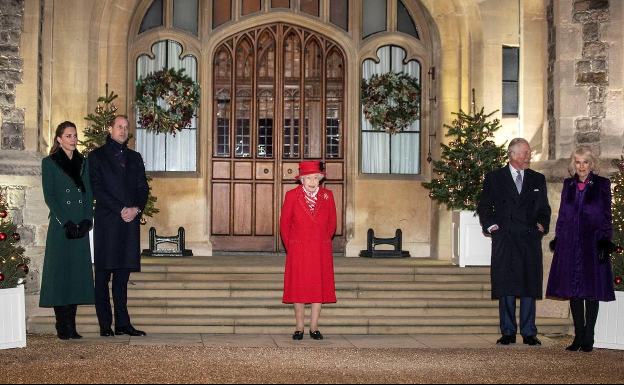 La familia real británica en el casillo de Windsor.