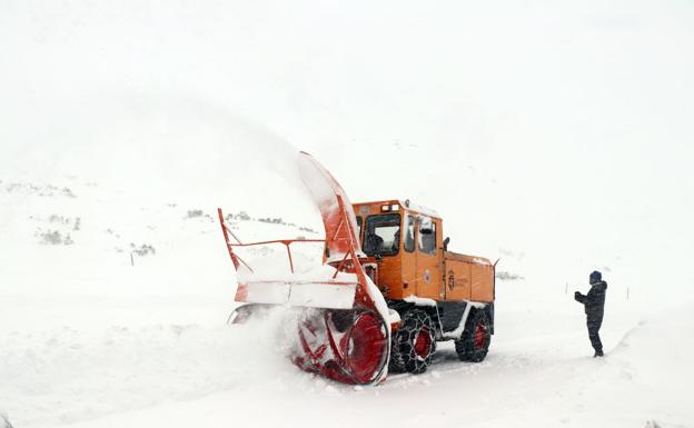 Galería. Cada día de nieve toca acondicionar todas las pistas e informar a los usuarios.