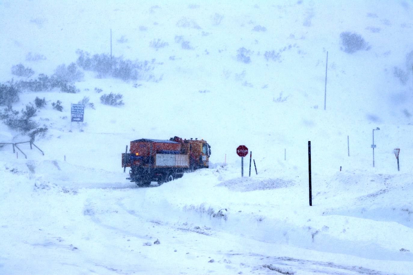 Con la caída de las primeras nevadas ya empiezan los preparativos para una nueva temporada de nieve en la estación de San Isidro
