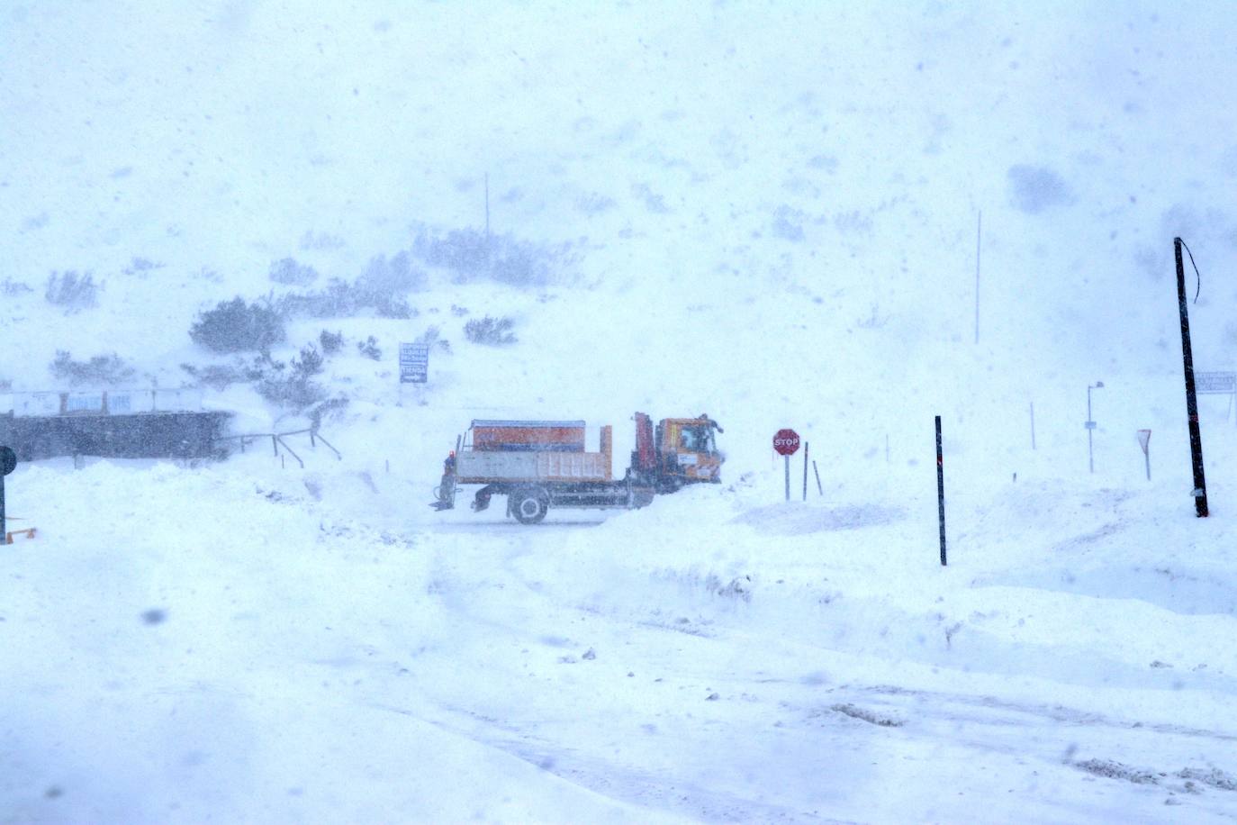 Con la caída de las primeras nevadas ya empiezan los preparativos para una nueva temporada de nieve en la estación de San Isidro