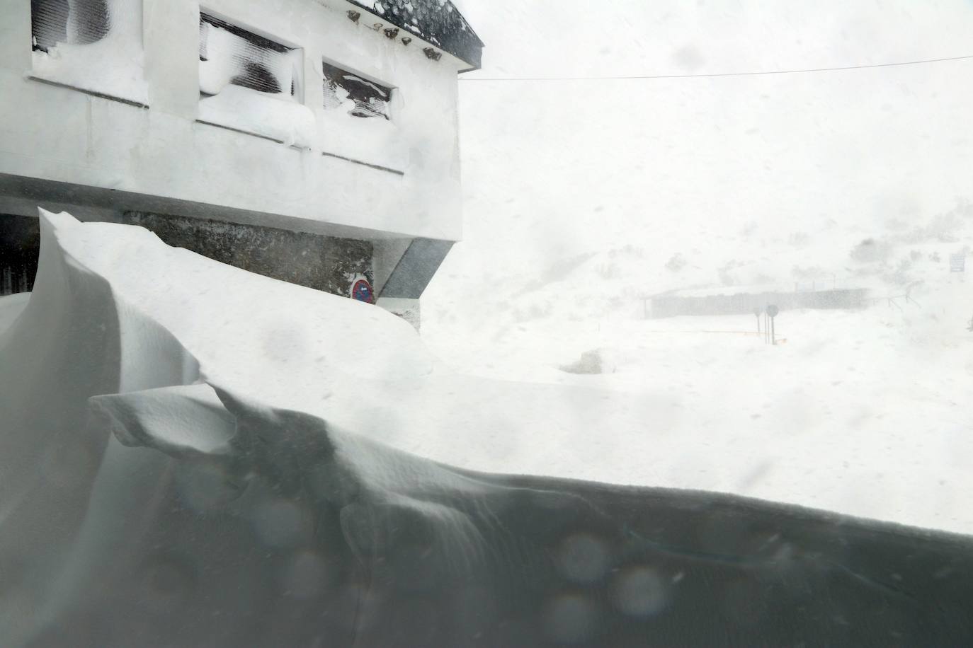Con la caída de las primeras nevadas ya empiezan los preparativos para una nueva temporada de nieve en la estación de San Isidro