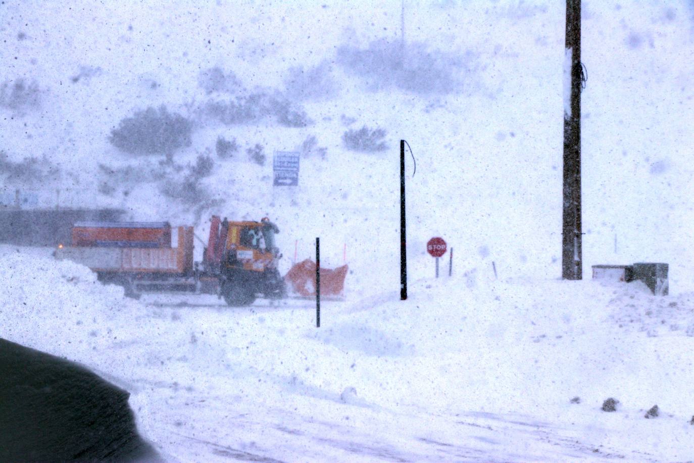 Con la caída de las primeras nevadas ya empiezan los preparativos para una nueva temporada de nieve en la estación de San Isidro