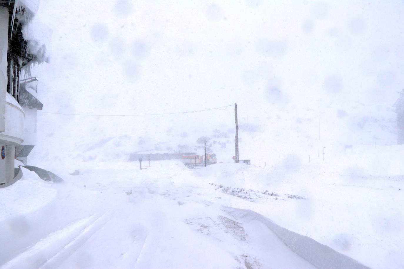 Con la caída de las primeras nevadas ya empiezan los preparativos para una nueva temporada de nieve en la estación de San Isidro